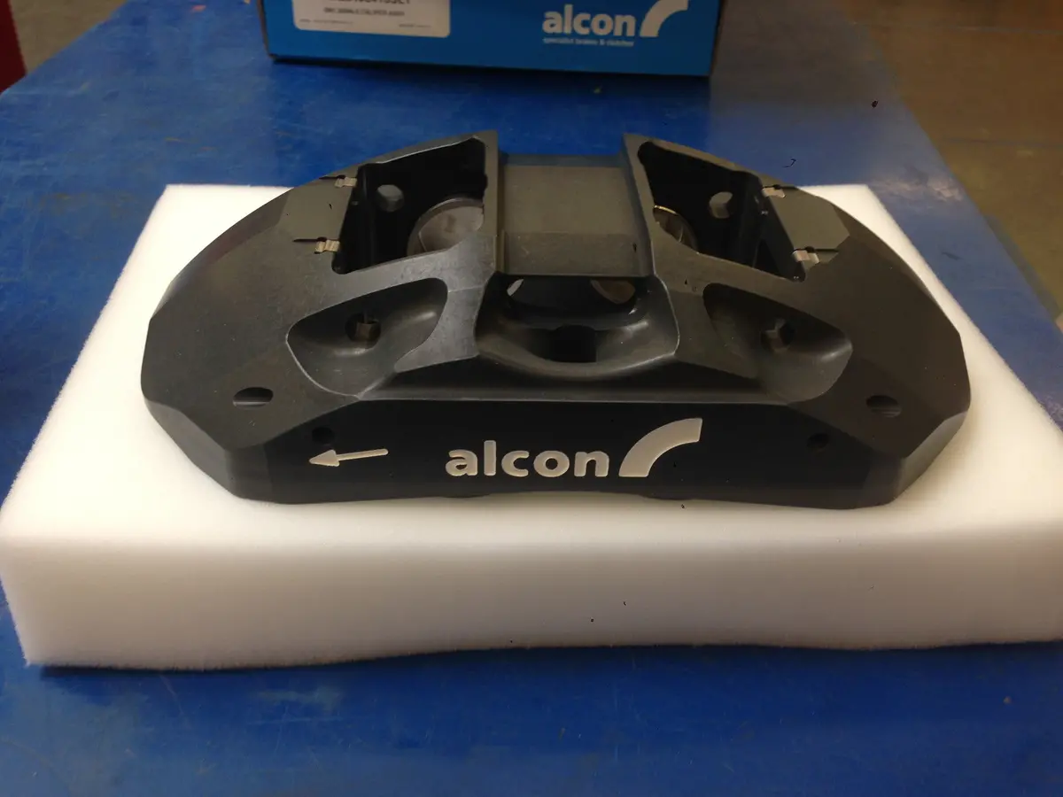 Alcon 6100 Brake Caliper Kit 1