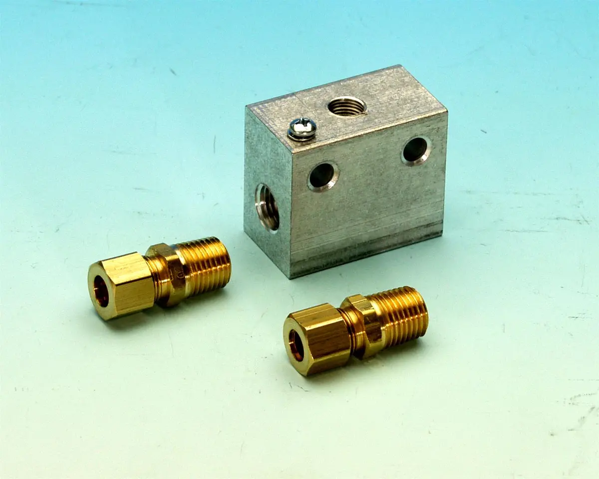 Dakota Digital Transmission Temperature Sensor – Manifold-Mounted Sender (Sen-04-10) 1